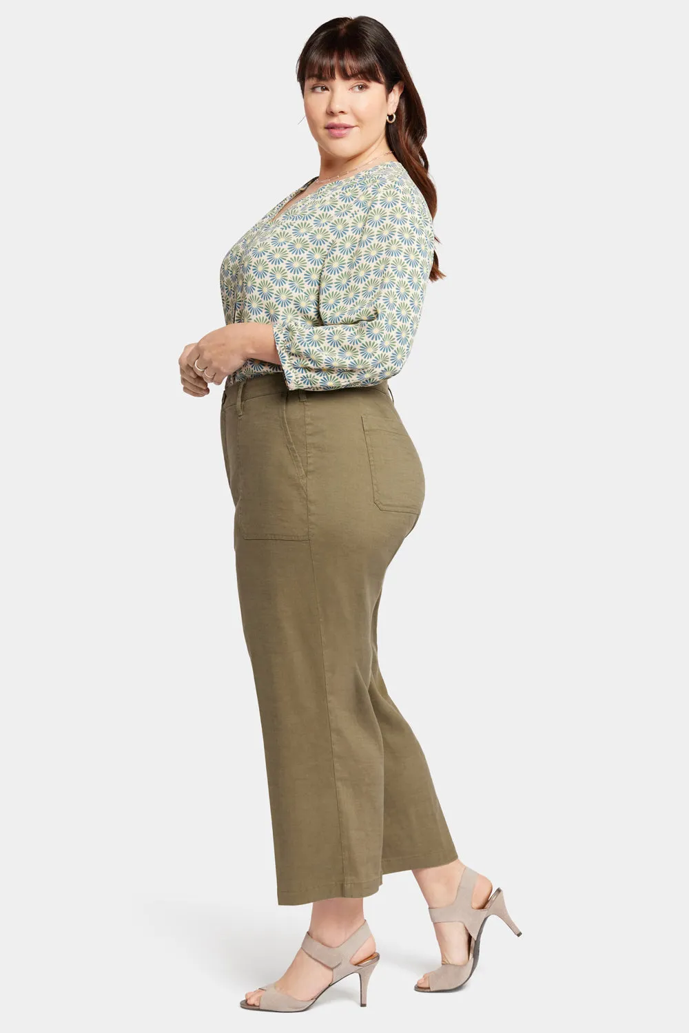 Wide Leg Cargo Capri Pants In Plus Size - Avocado